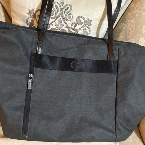 Briggs and Riley travel bag in excellent condition. Lifetime replacement. - Picture 2 of 8